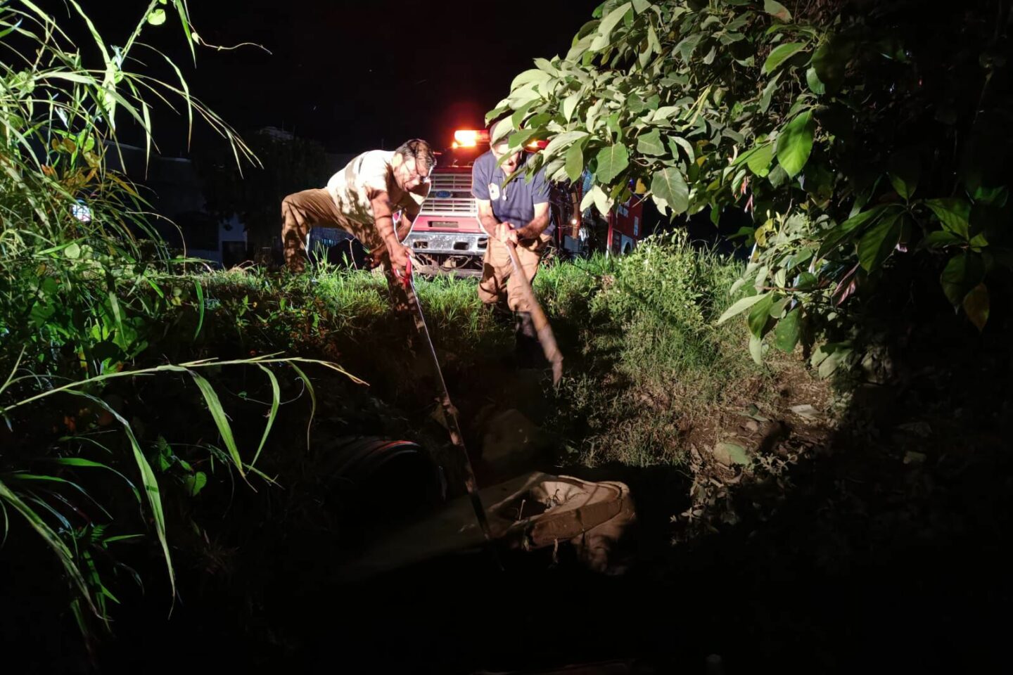 PCYB DE TEPIC Y DE ASEO PÚBLICO RETIRAN DESECHOS QUE FUERON ARROJADOS