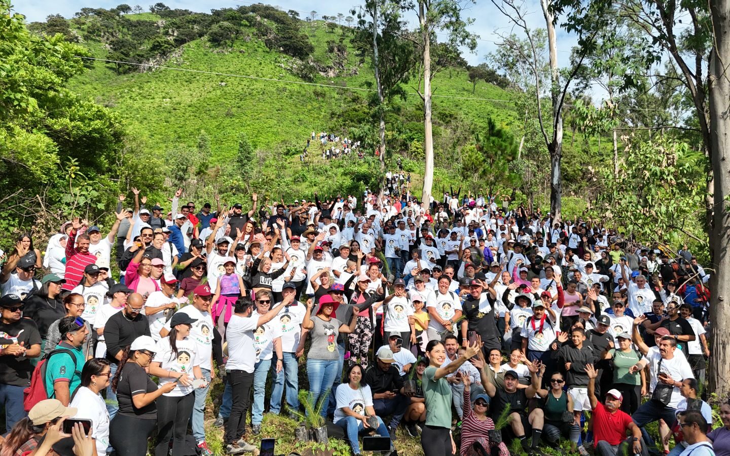 Cumple Geraldine la meta de reforestación con 30 mil árboles en el cerro de San Juan