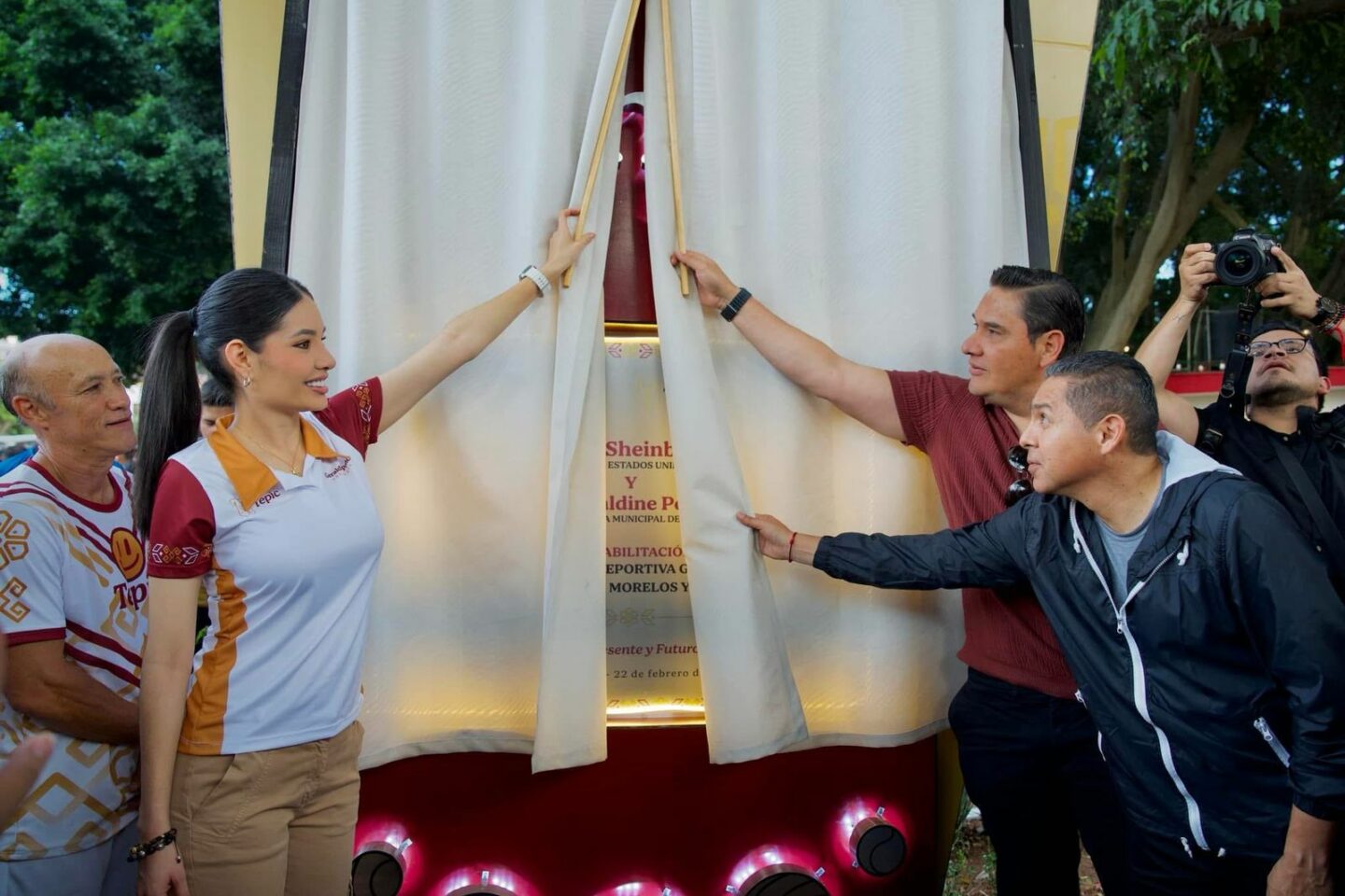 Geraldine reinaugura la Unidad Deportiva Morelos junto a Ramón Morales y Moisés Muñoz