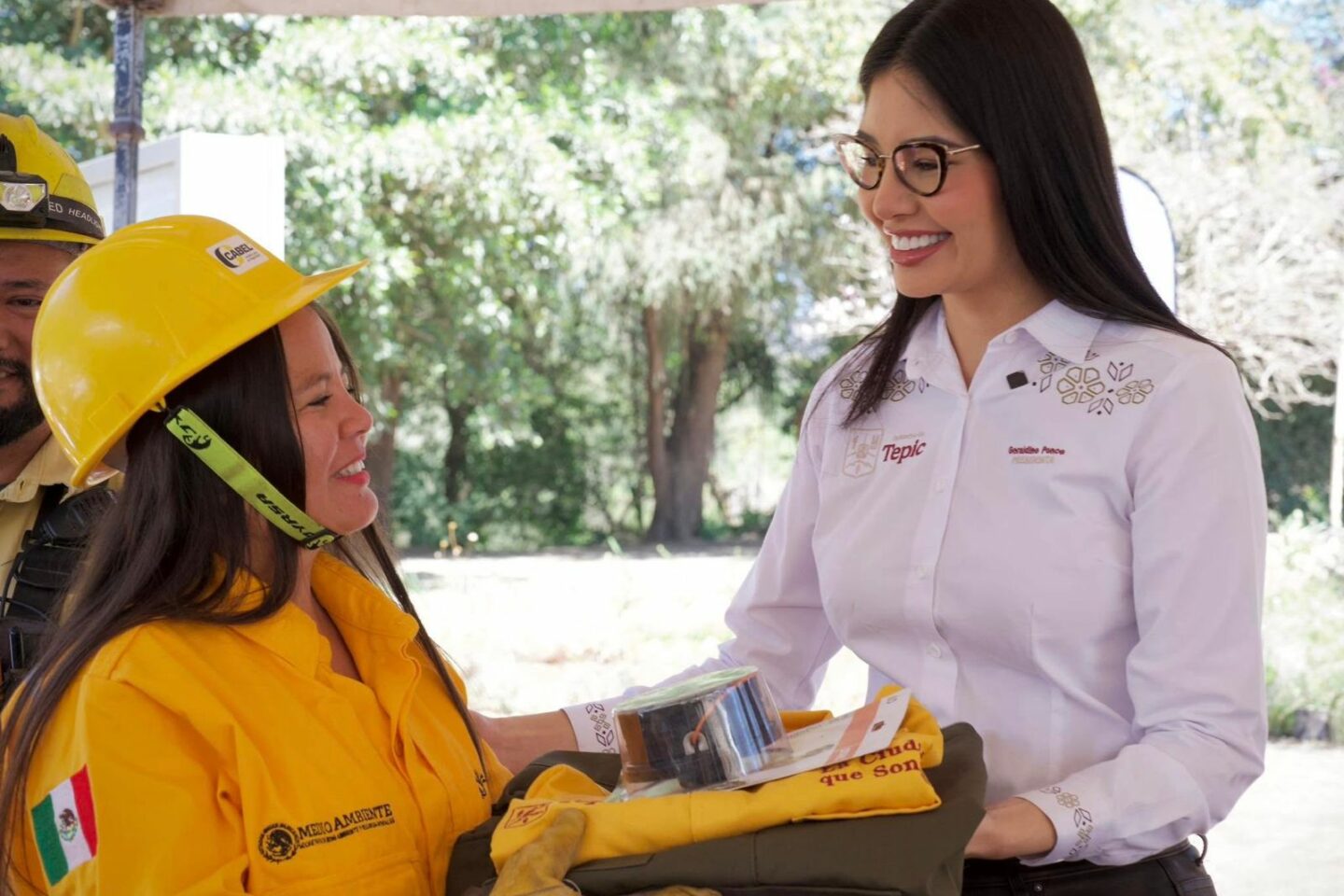 Nuevo equipo y uniformes recibe la Brigada Forestal de Tepic por parte de Geraldine Ponce