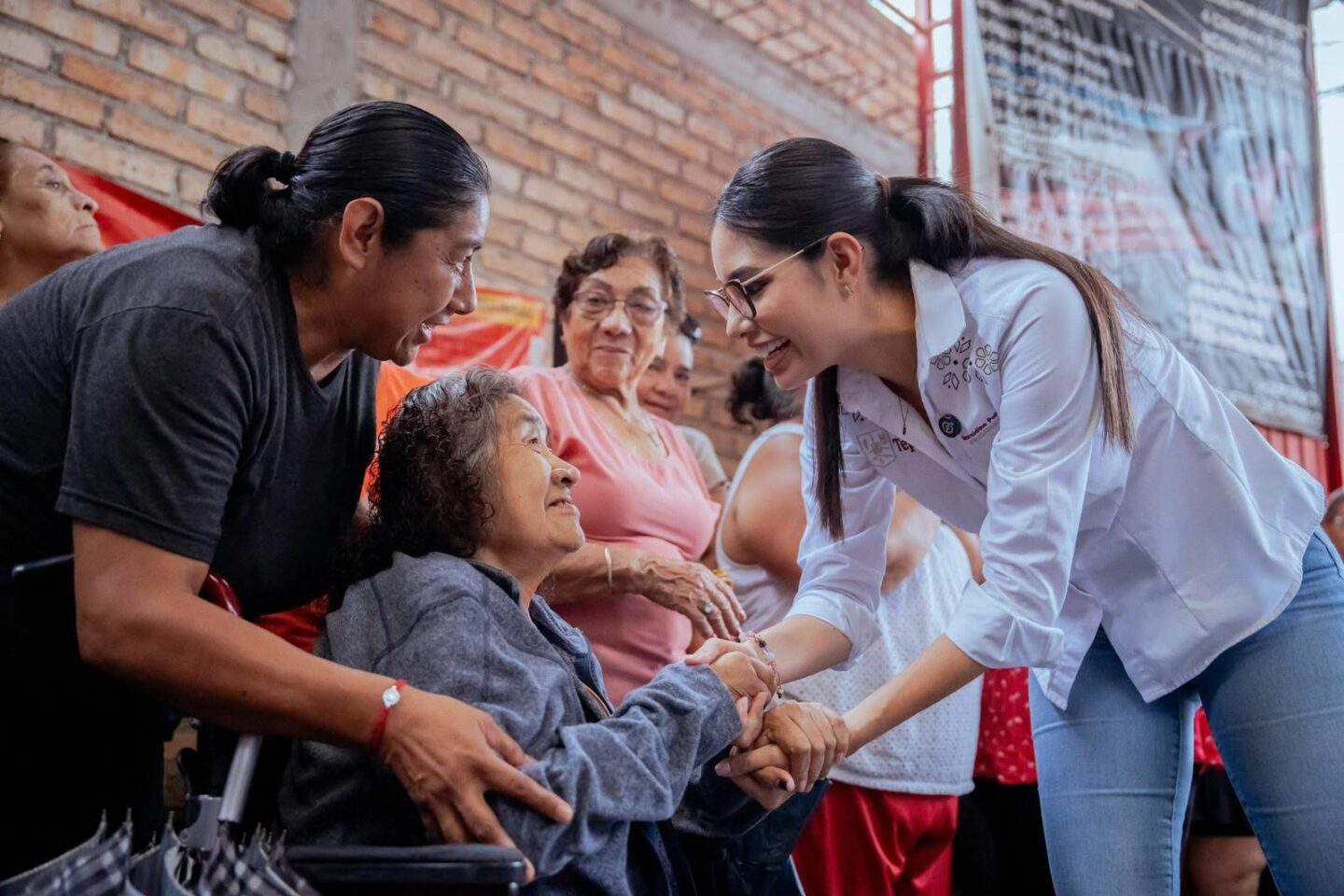 Geraldine atiende a familias afectadas por la tormenta en la colonia 20 de Noviembre