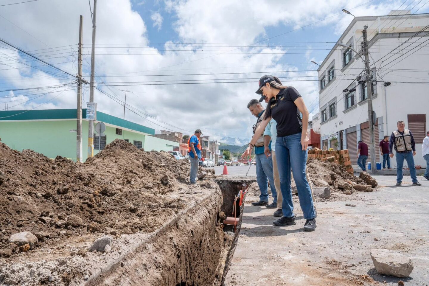 Supervisa Geraldine rehabilitación de drenaje sanitario en la colonia Mololoa