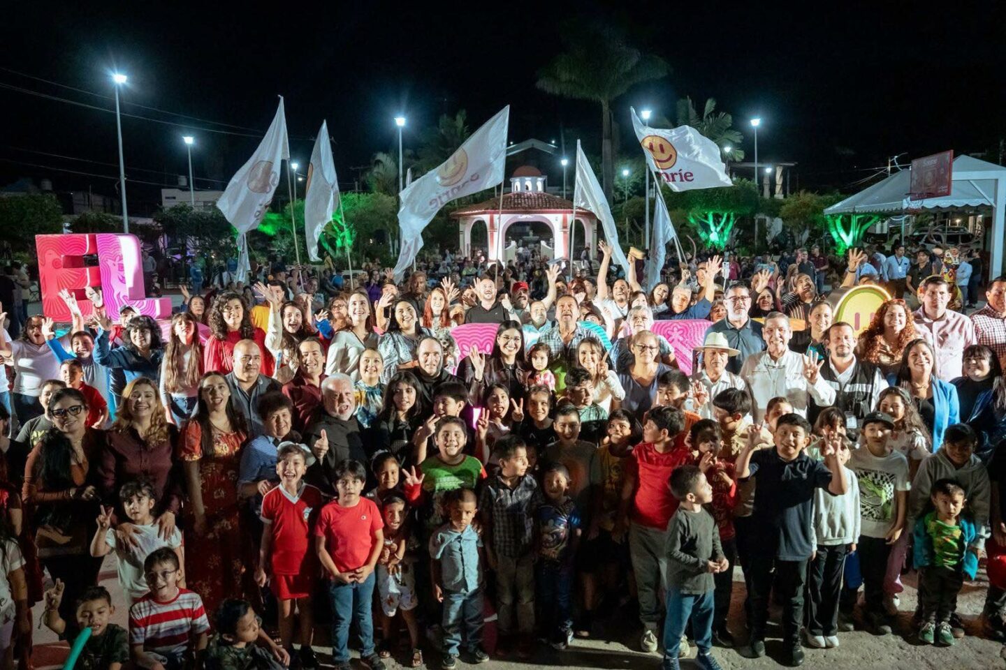 El Aguacate estrena maxiletras; Geraldine Ponce cumple compromiso con la comunidad