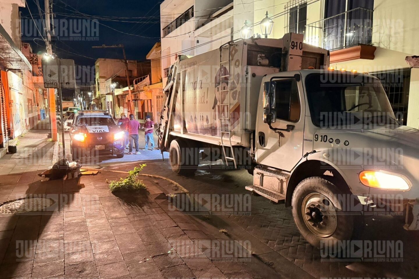 Hombre de la tercera edad resulta lesionado tras ser atropellado por camión de basura en el centro de Tepic