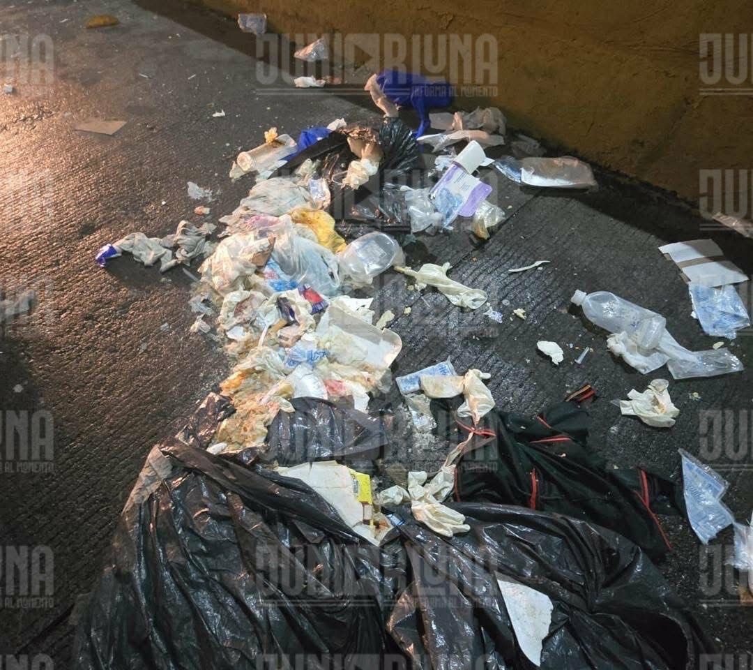 Tiran desechos hospitalarios en pleno nodo vial de La Cruz; autoridades investigan a los responsables