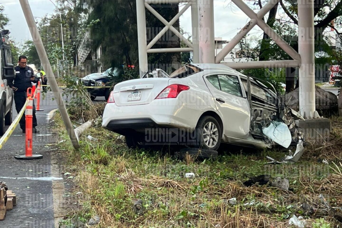 Fatal accidente en el libramiento de Tepic: auto queda destrozado tras chocar contra luminaria