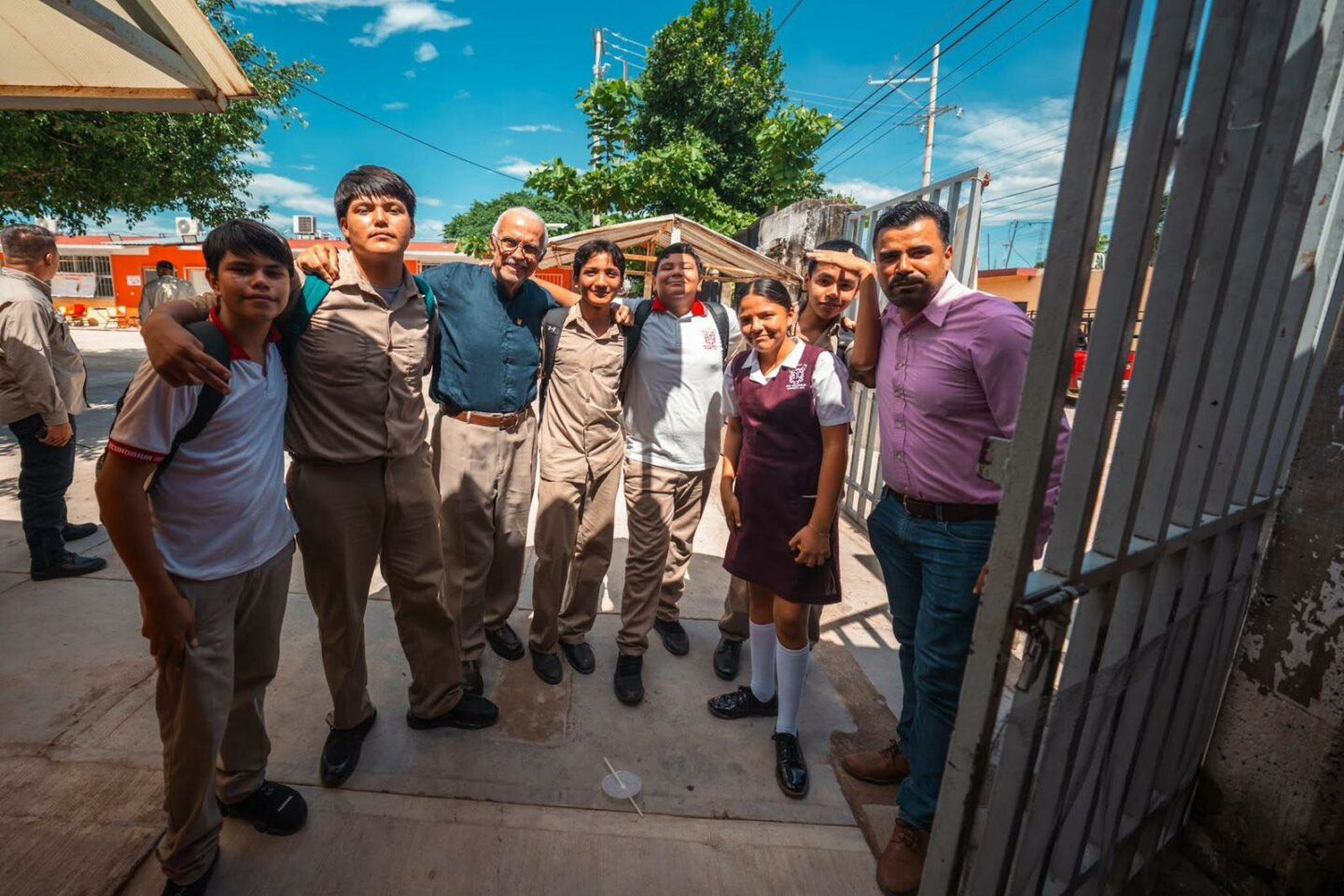 Miguel Ángel Navarro anuncia mejoras en la secundaria José Vasconcelos de Acaponeta