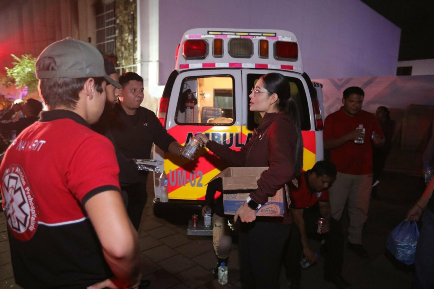 Geraldine Ponce atiende de manera directa a locatarios afectados por el incendio en el mercado “Juan Escutia”