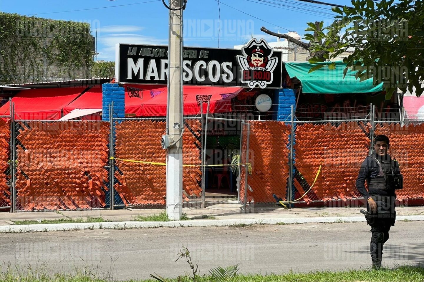 Hombres armados levantan a empleado de mariscos El Rojo en pleno horario laboral.