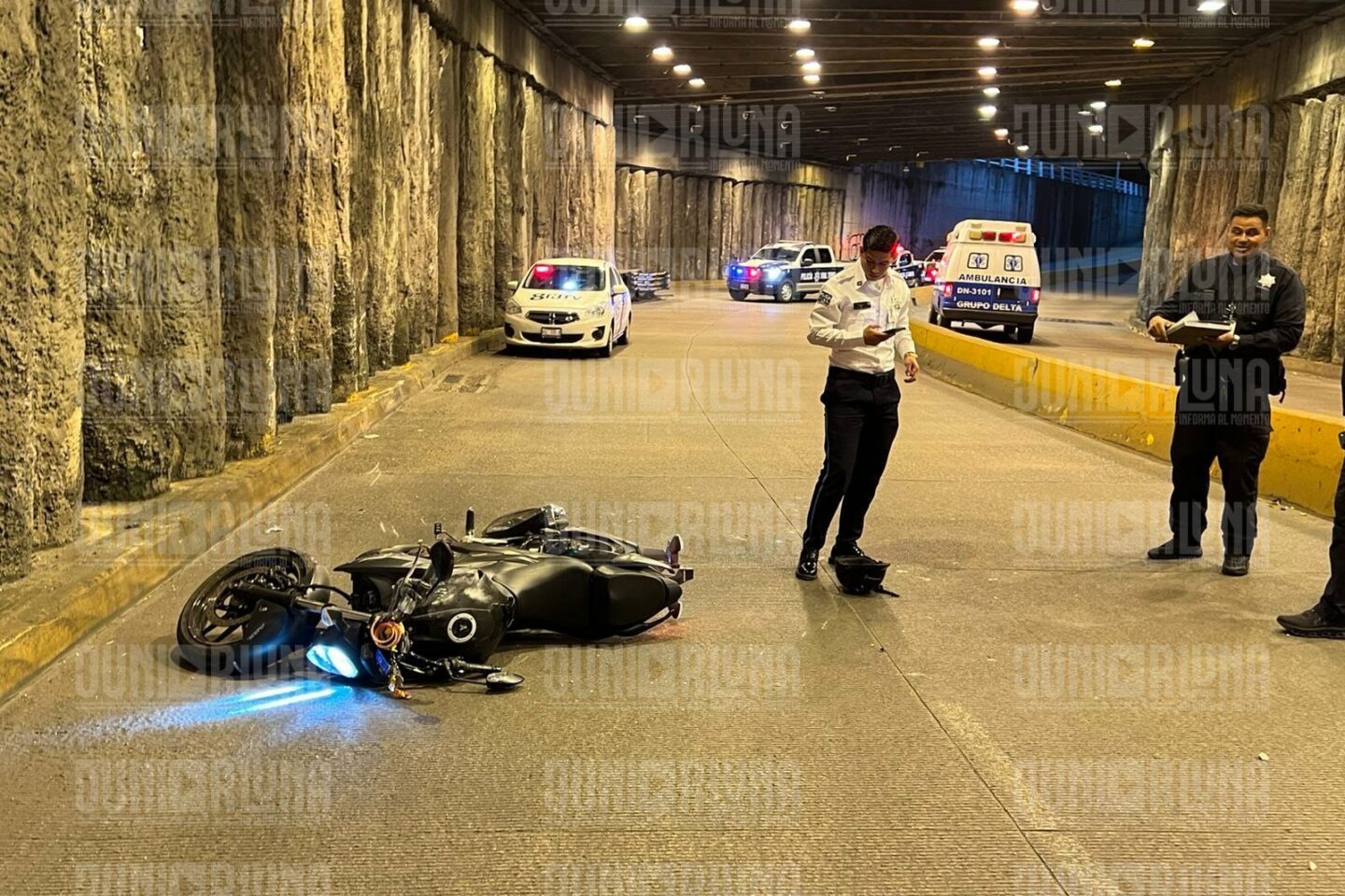 Mujer lesionada tras chocar su motocicleta en el nodo vial de La Cruz