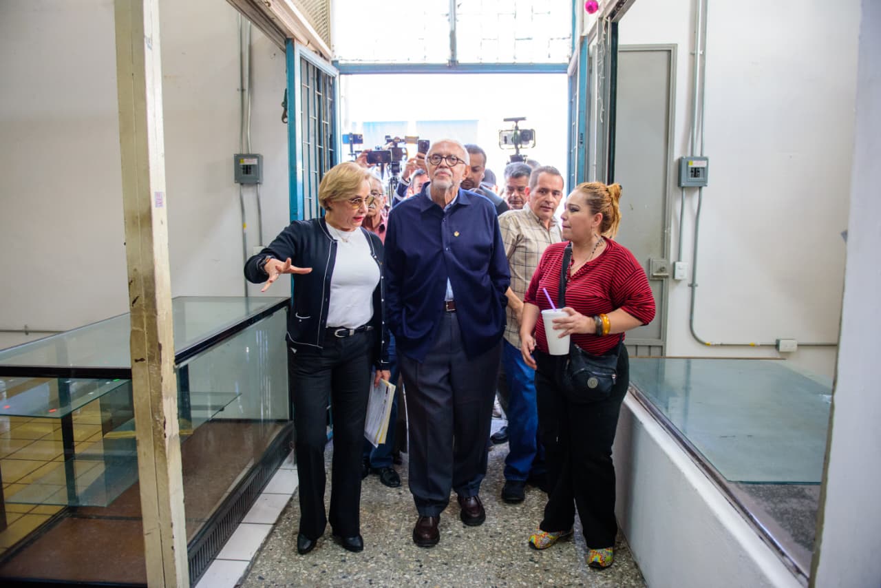 Miguel Ángel Navarro Quintero supervisa avances en el mercado Juan Escutia