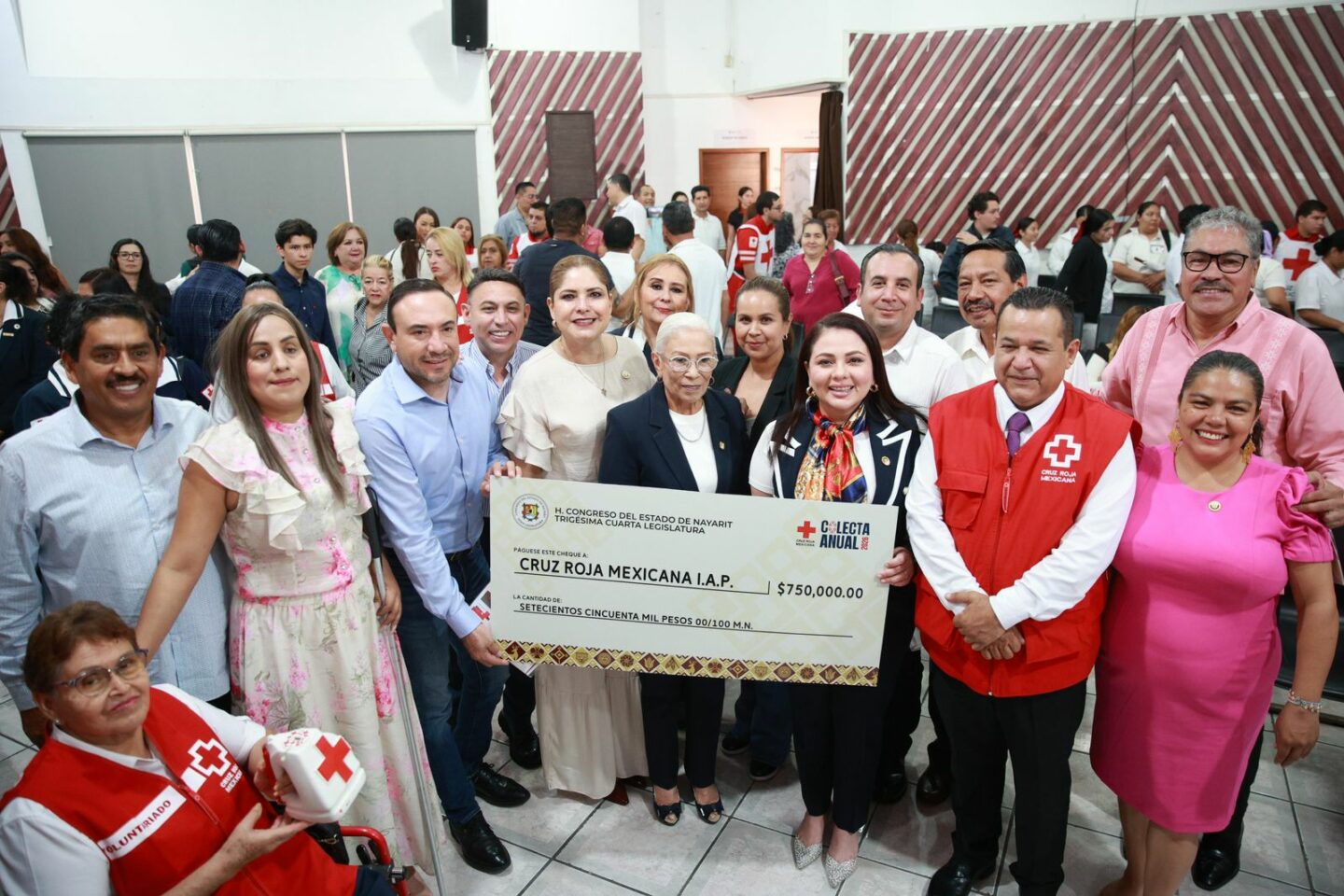 Participa Congreso en la colecta anual de la Cruz Roja